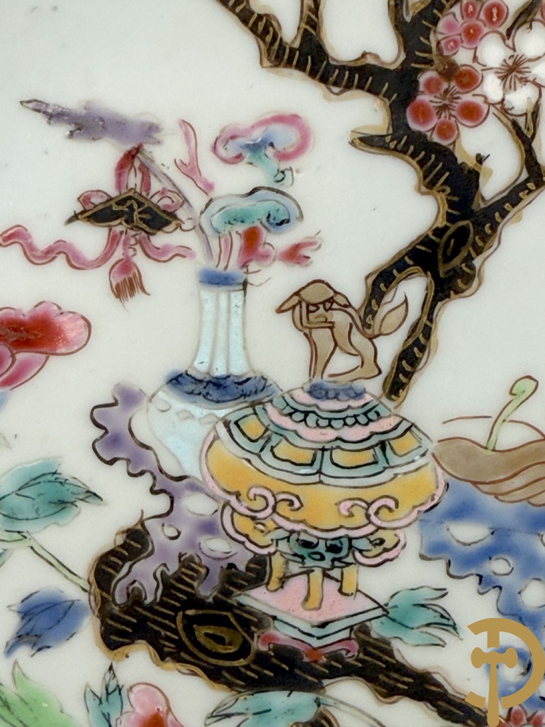 Chinese porseleinen ballustervormige vaas, King Long  + 2 porseleinen bordjes met bloemendecor + 2 bordjes met vazen- en bloemendecor + kopje en schoteltje Imari + dekselpotiche met vogel en bloemendecor