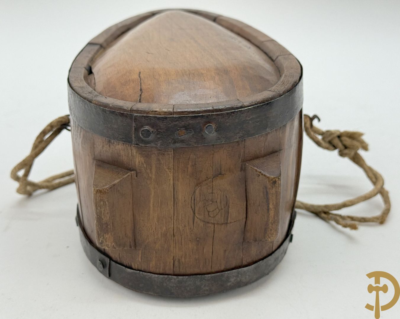 Lot folklore w.o. antieke gemerkte (IBT BCR) houten muurdoos 1845, karner zonder stok, antieke houten veldfles (gourde) 19e + houten sculptuurtje