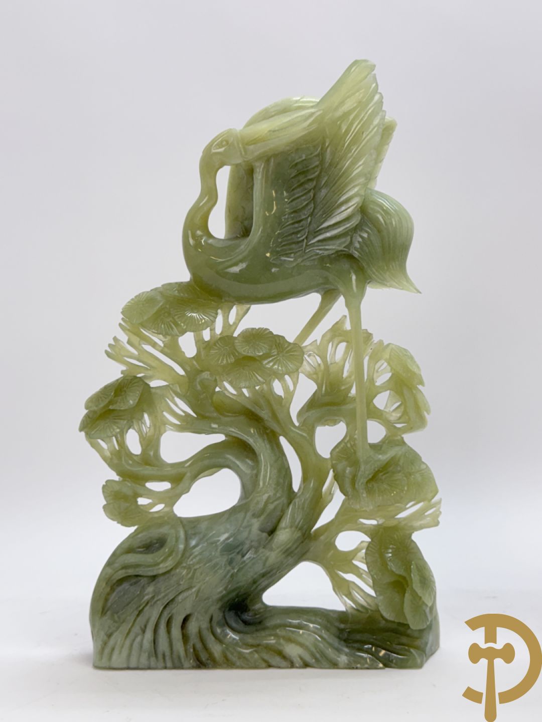 Paar jadeiet sculpturen met fenixvogels in natuurtafereel