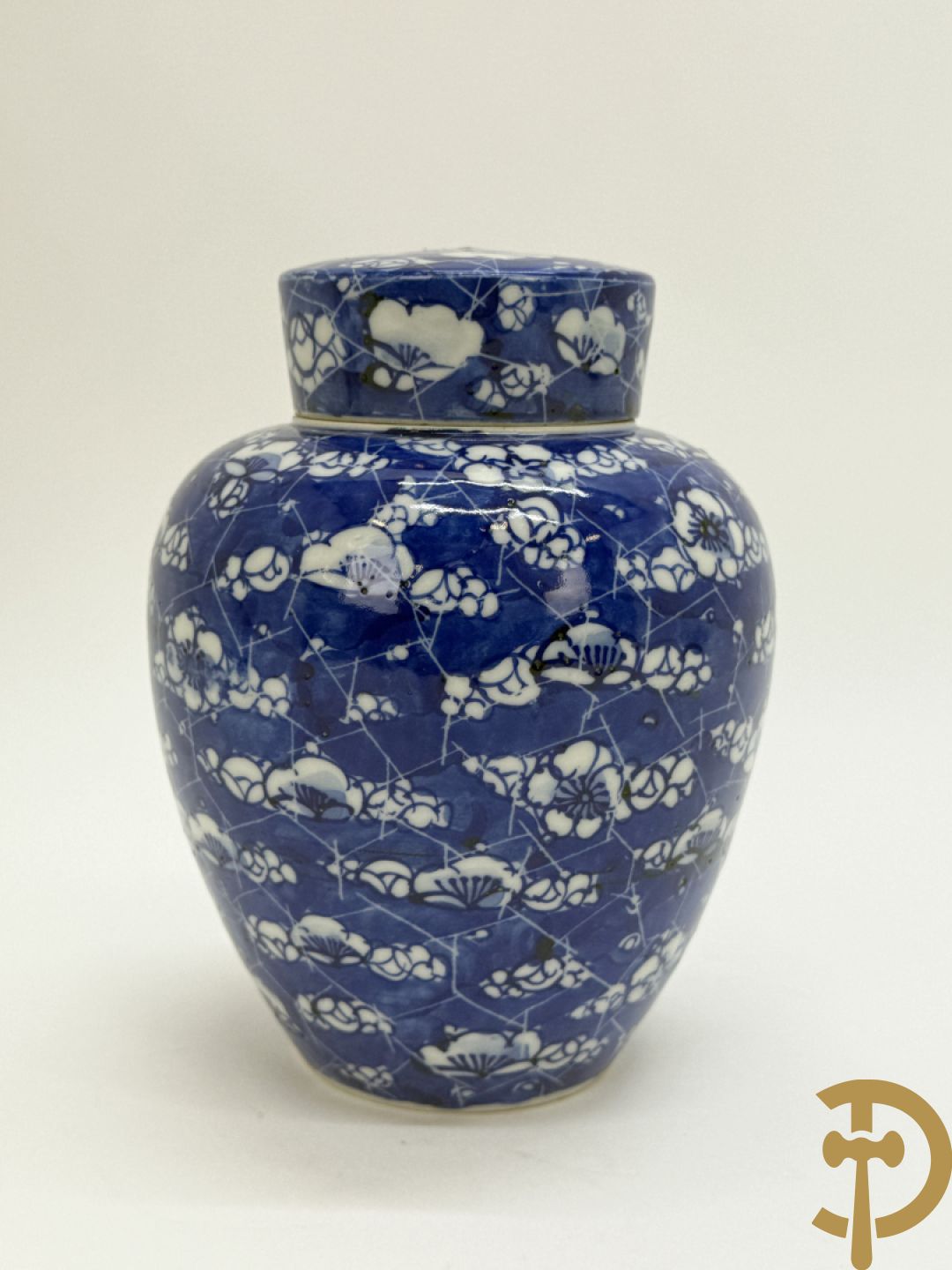 Paar Chinese porseleinen dekselvazen met bloemen- en  hanendecor + Chinese blauw/witte porseleinen gemberpot