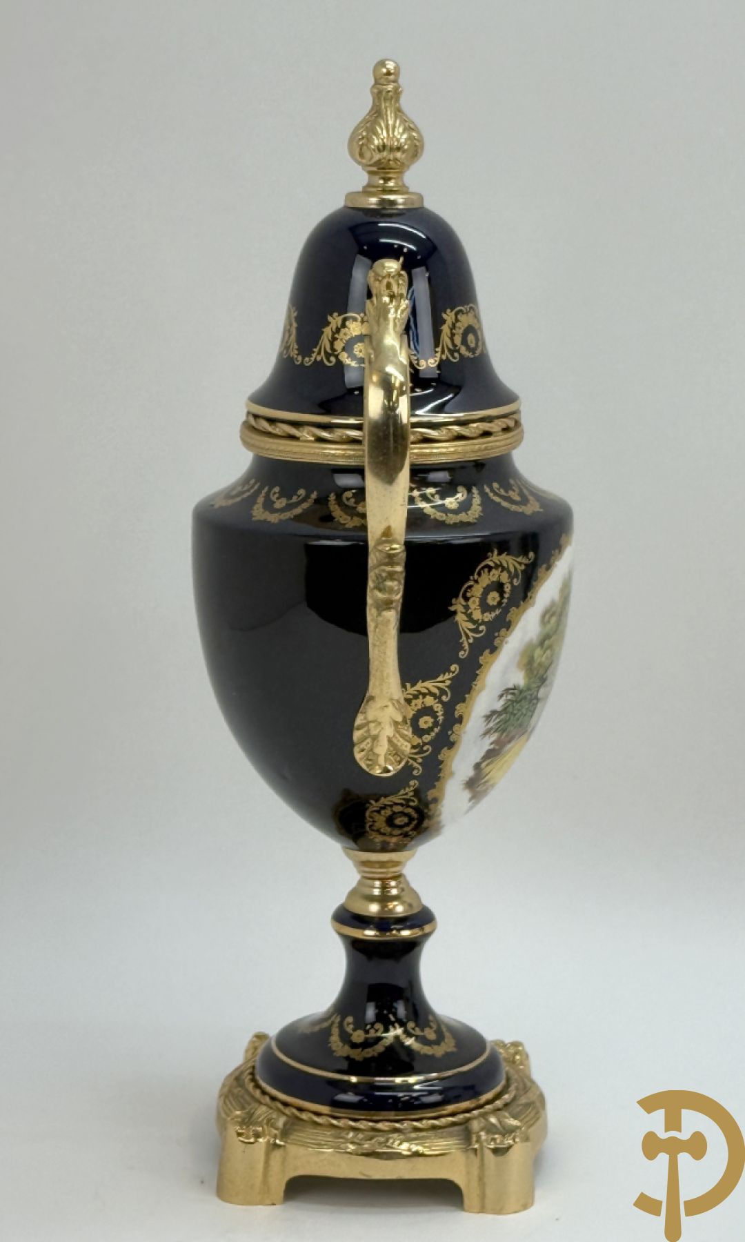 Driestel Sèvres stijl bestaande uit paar dekselpotiches met koperen ornamenten en romantisch decalcomanie decor, Sèvres stijl+ dekselcoupe met Sèvres en romantisch decor