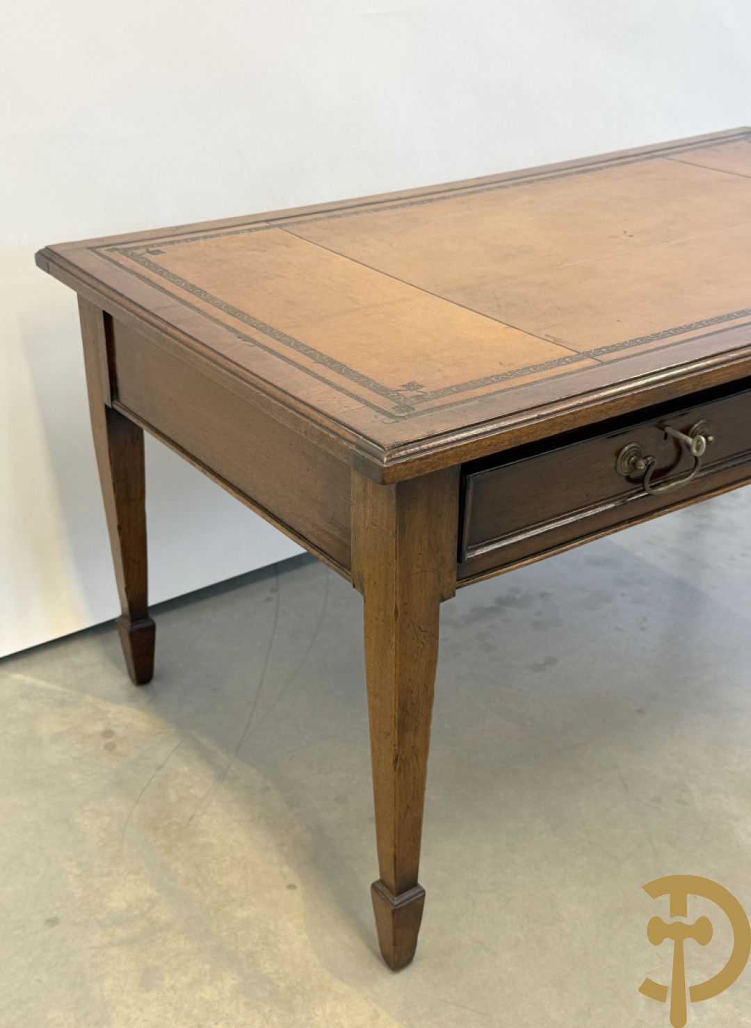 Paar Engelse notelaren bijzettafels + notelaren cakestand + notelaren salontafel met leder bekleed