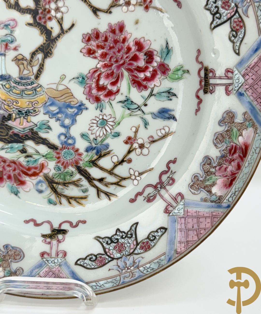 Chinese porseleinen ballustervormige vaas, King Long  + 2 porseleinen bordjes met bloemendecor + 2 bordjes met vazen- en bloemendecor + kopje en schoteltje Imari + dekselpotiche met vogel en bloemendecor