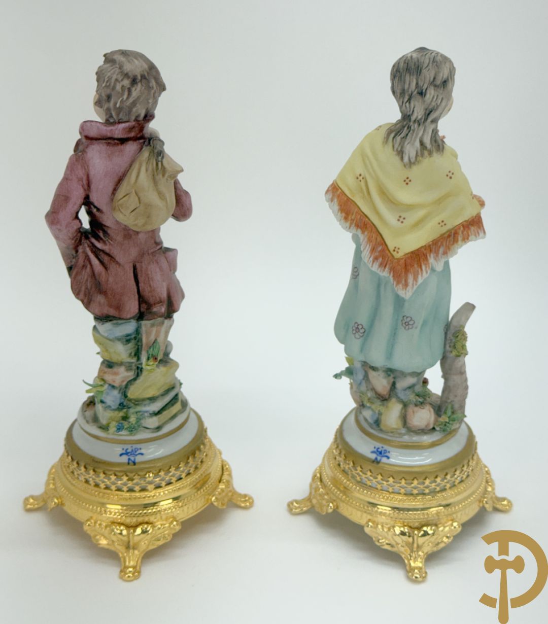 Acht witte en zes gekleurde Italiaanse biscuits met romantische scènes, cupido