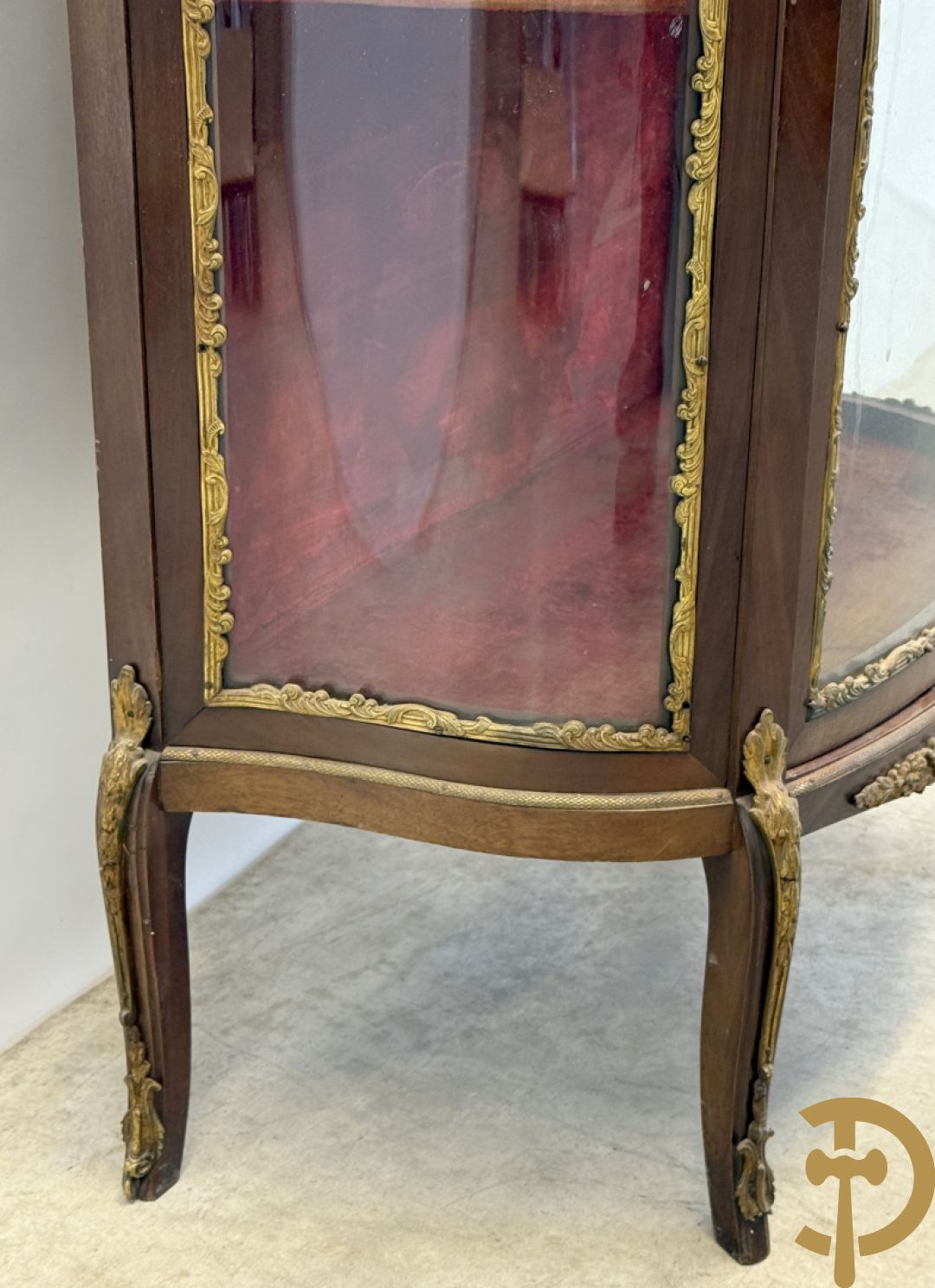 Notelaren vitrine bezet met bronsbeslag en gebogen ruitjes, bovenaan met marmeren blad