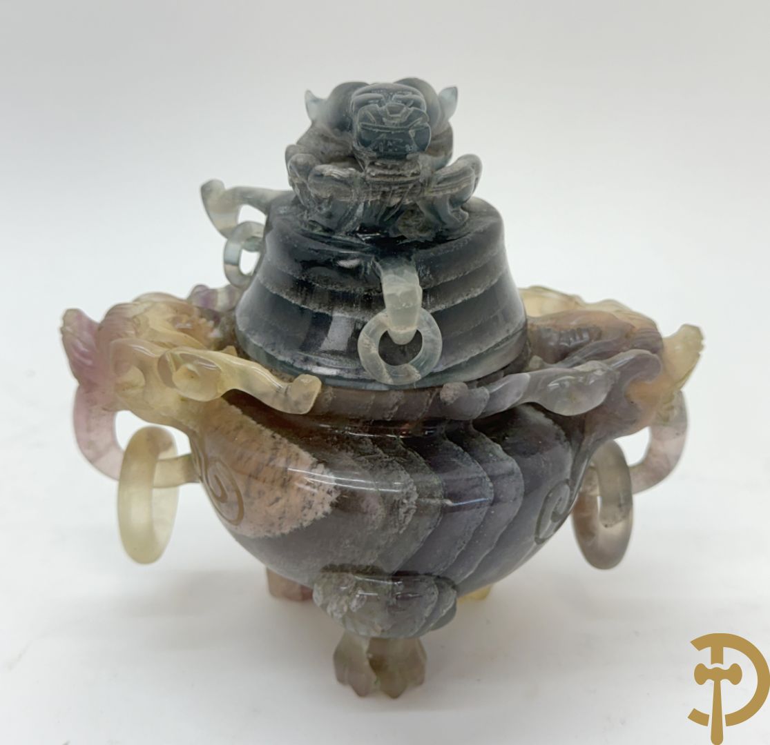 Drie Chinese handgesculpteerde urnes in gesteente met drakendecor (jade, amethist en fluoriet)