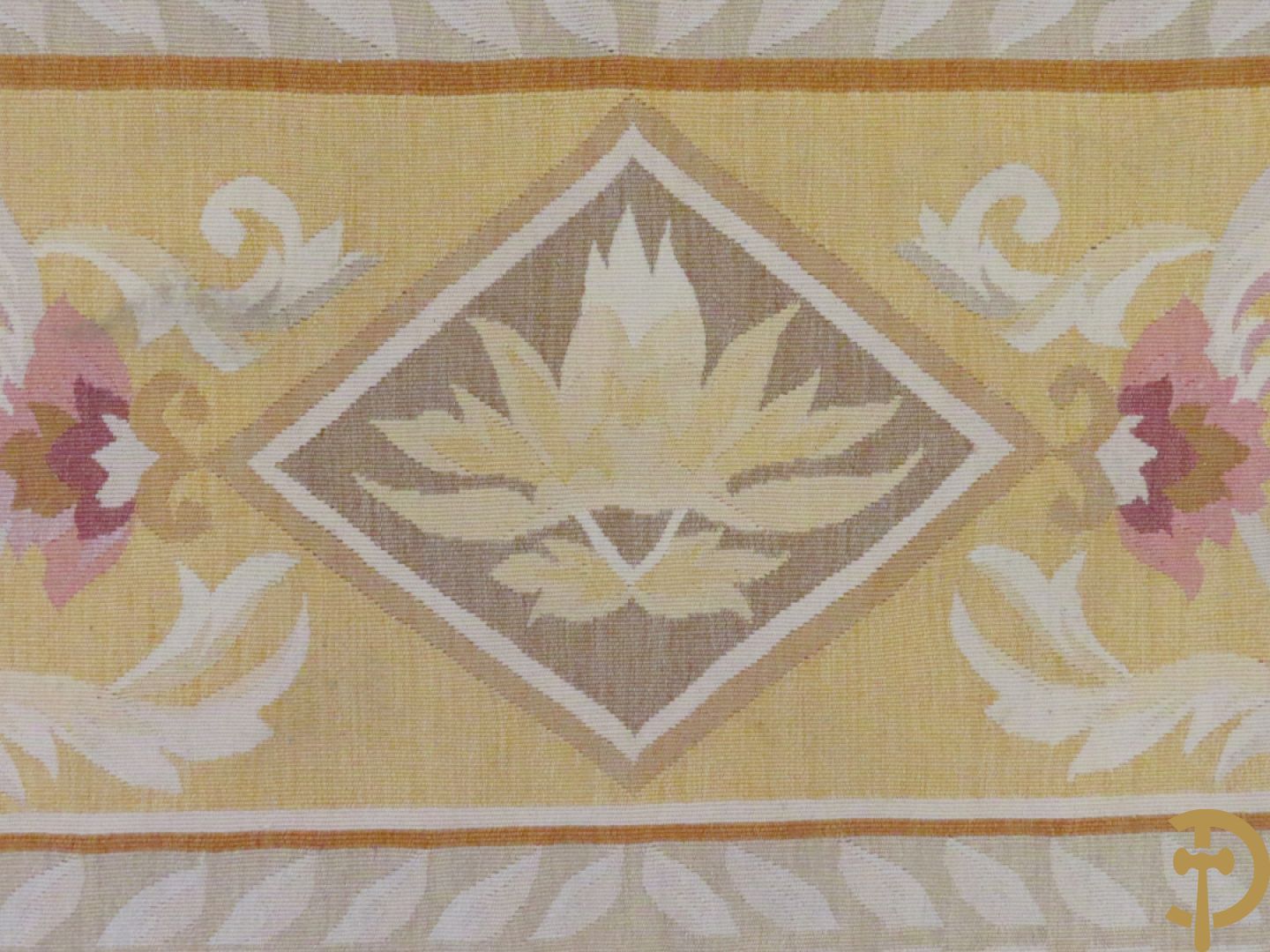 Frans Aubusson tapijt met centraal medaillon omgeven door accanthusranken