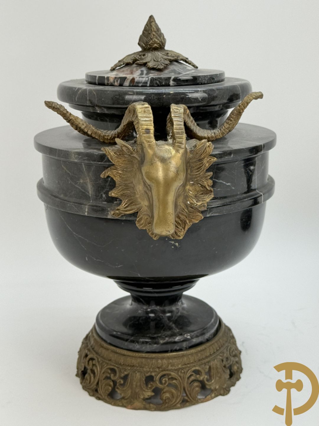 Paar marmeren cassolettes bezet met bronzen ramskoppen