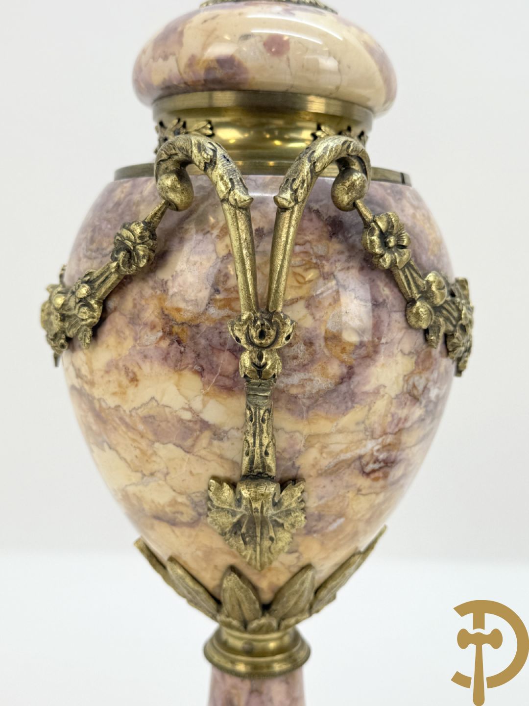 Paar marmeren cassolettes bezet met bronzen bloemenguirlandes