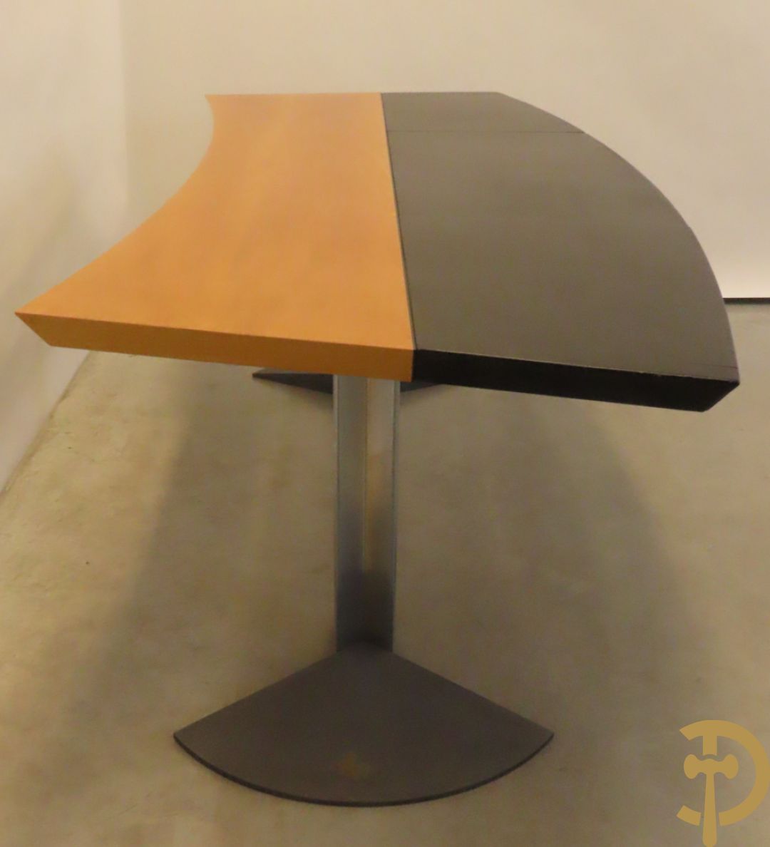 Designbureel met halfrond blad van notelaar met leder bekleed op gietijzeren onderstel met chromé afwerking