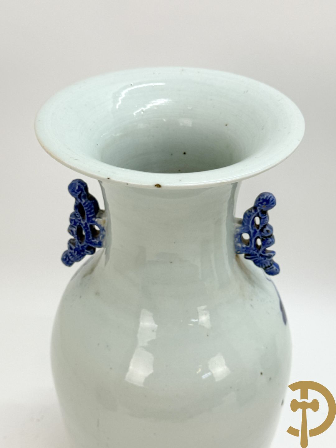 Twee Chinese porseleinen celadonvazen met blauw wit bloemen en vogeldecor + cachepot met vazendecor