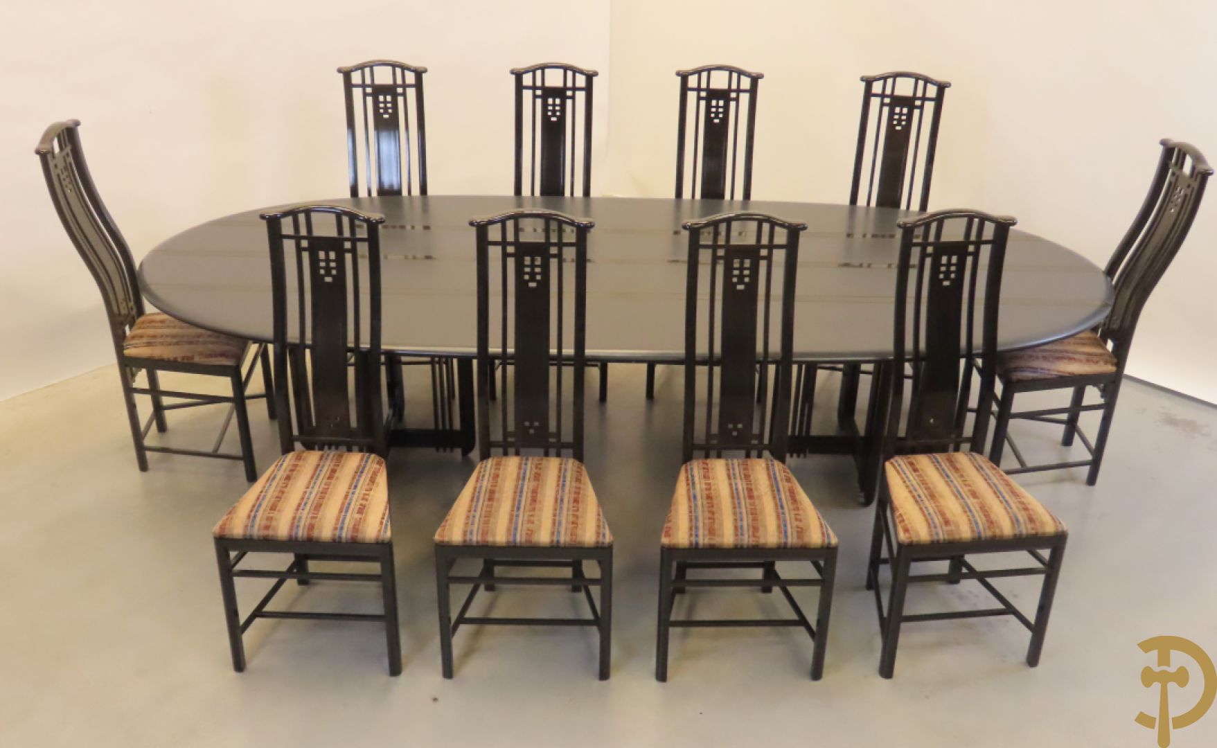 Grote ovale tafel van de Italiaanse ontwerper Umberto Asnago voor Giorgetti + 10 bijhorende hoogleunige stoelen
