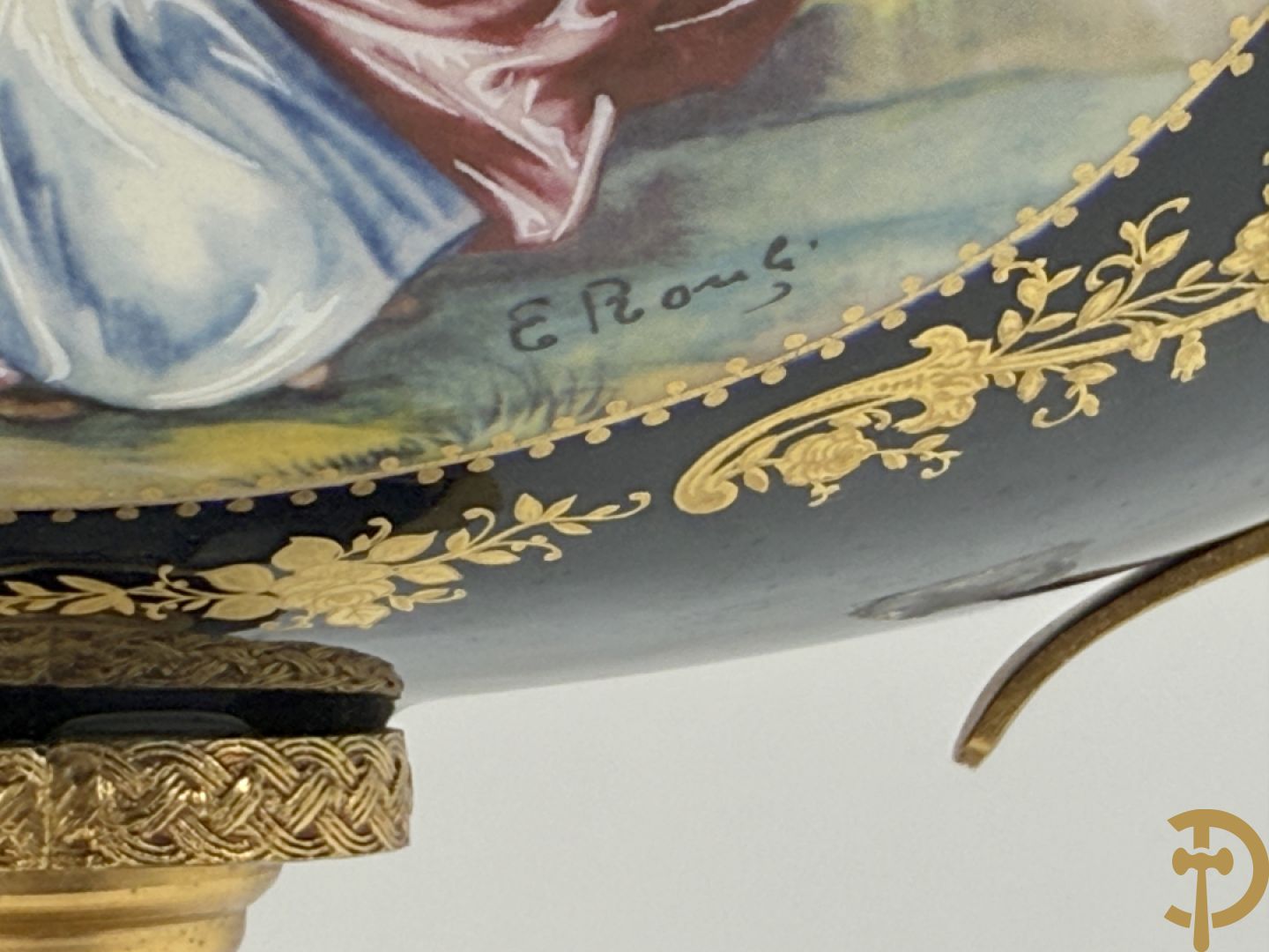 Coupe in kobaltblauw porselein met romantische geanimeerde scène, Rons E. getekend, Limoges France