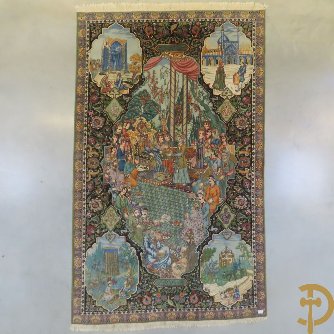Oosters handgeknoopt tapijt Tabriz met figuratieve voorstelling, centraal met geanimeerde hofscène, omgeven door 4 hoekmedaillons met architecturale afbeeldingen - onderaan en bovenaan getekend