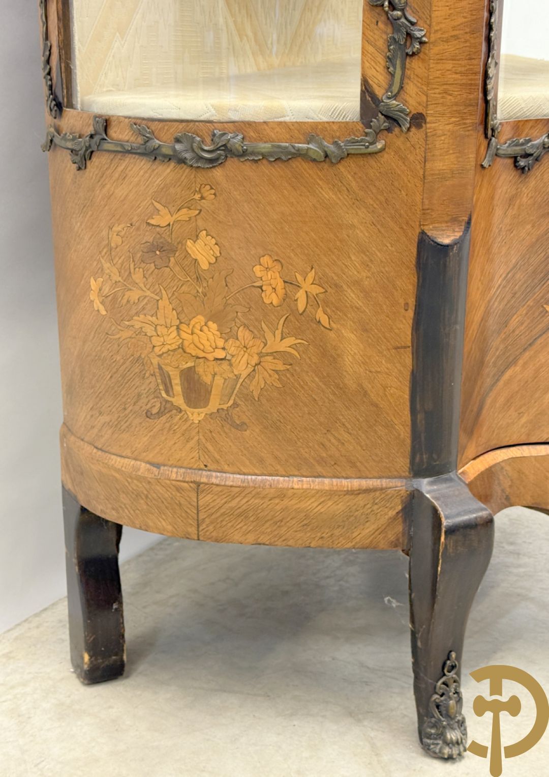 Notelaren Louis XV vitrine met gebogen glas, bezet met bronsbeslag en onderaan met bloemenmarketterie