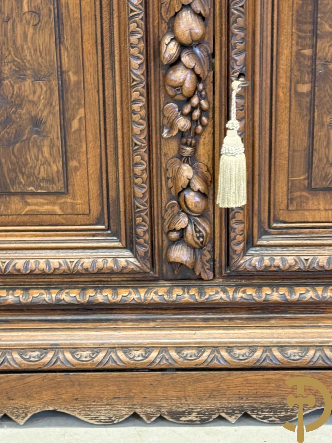 Massief eiken Neo Renaissance vaiselier met sculptuur van fruit en accanthusranken, 19e