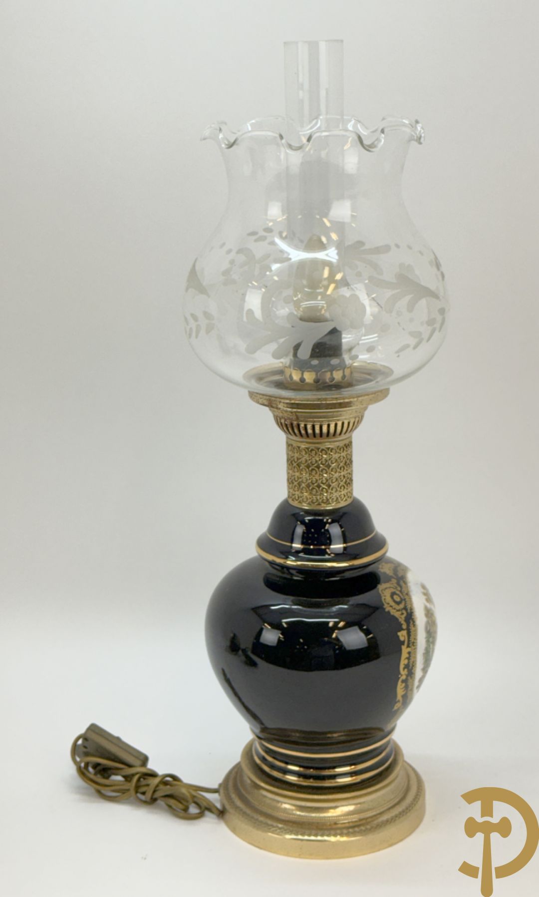 Sèvres stijl dekselpotiche met koperen ornamenten en romantisch decor + lampadaire in Sèvres stijl met romantisch decor