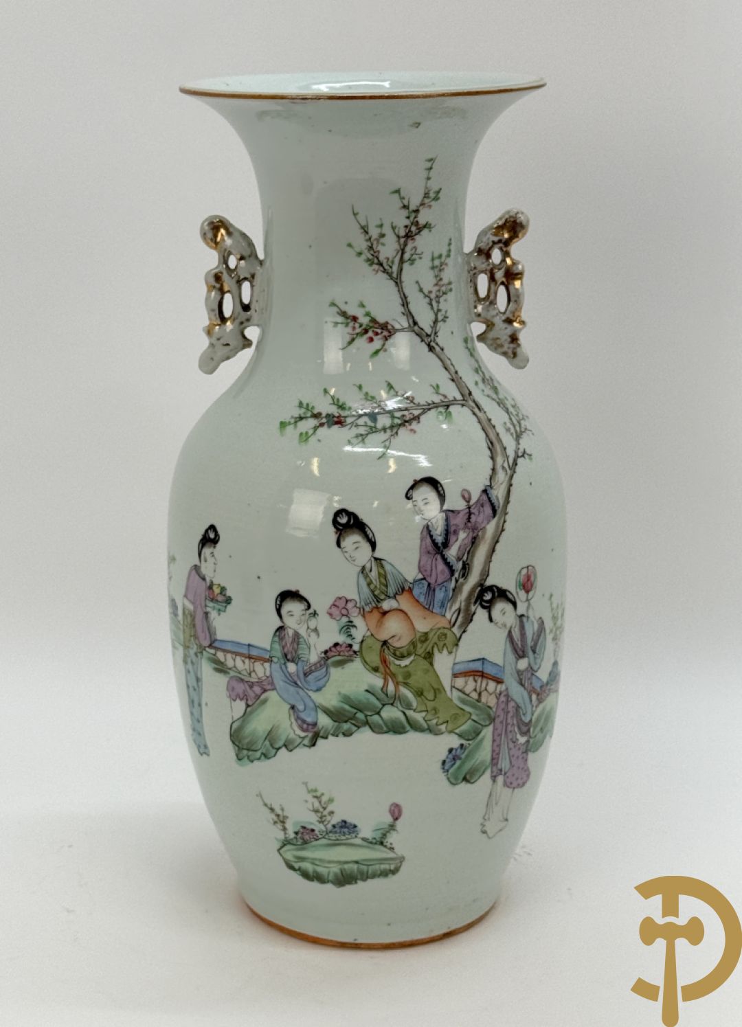 Chinese porseleinen vaas met decor van dames in landschap