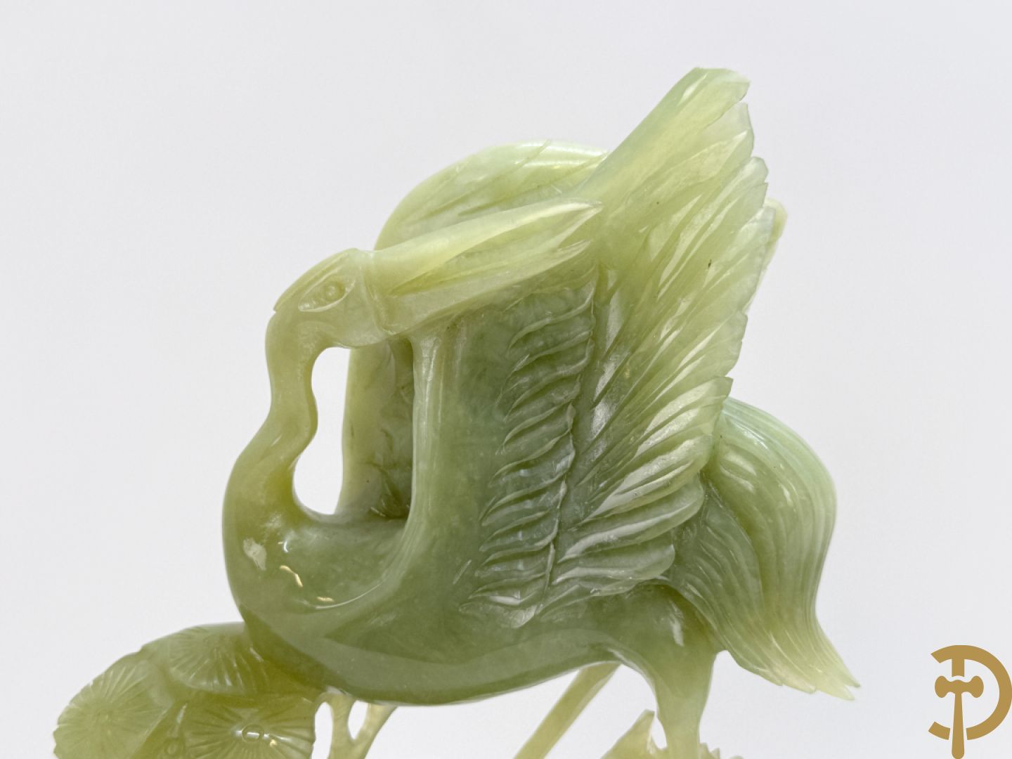 Paar jadeiet sculpturen met fenixvogels in natuurtafereel