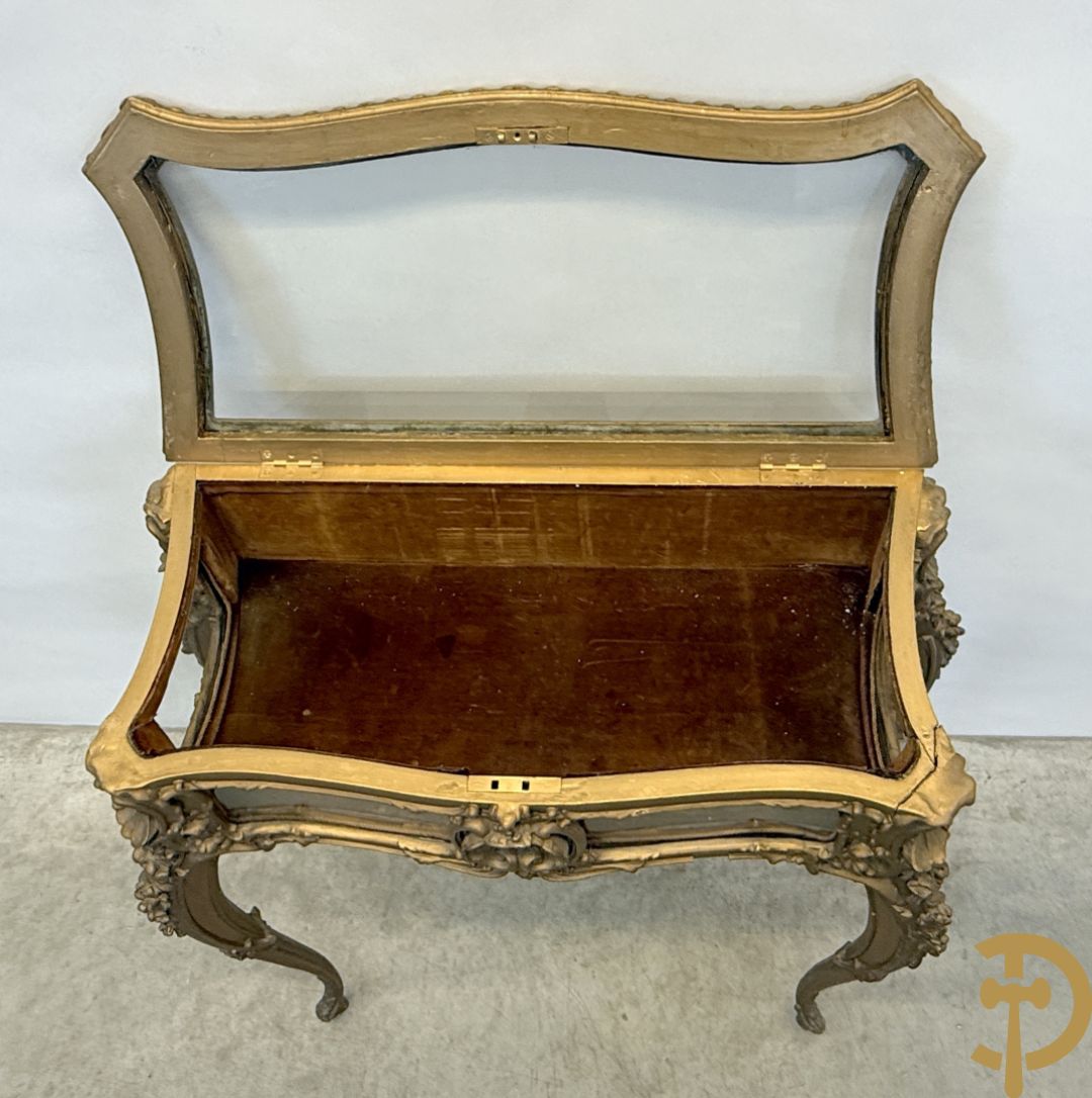 Vergulde Louis XV juwelenvitrine met openklapbaar deksel, bezet met rocailles, op voluutvormige poten
