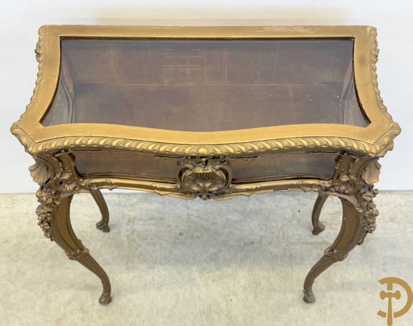 Vergulde Louis XV juwelenvitrine met openklapbaar deksel, bezet met rocailles, op voluutvormige poten