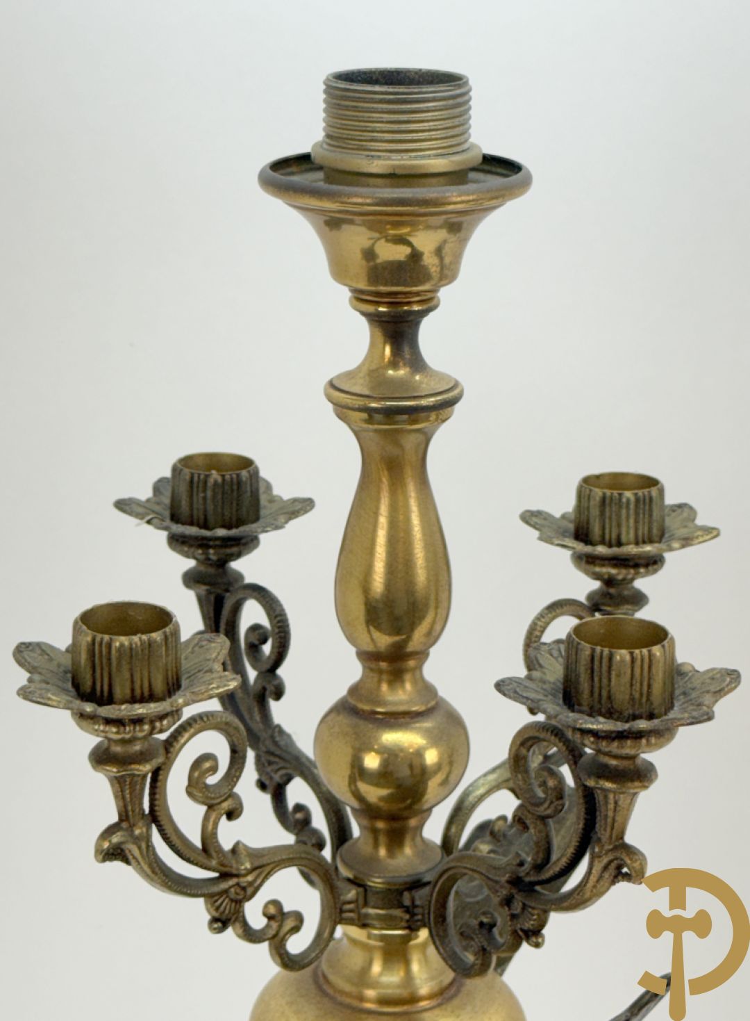 Paar vintage lampadaires met adelaar, bovenaan bekroond met 4 kaarsenhouders en lichtpunt