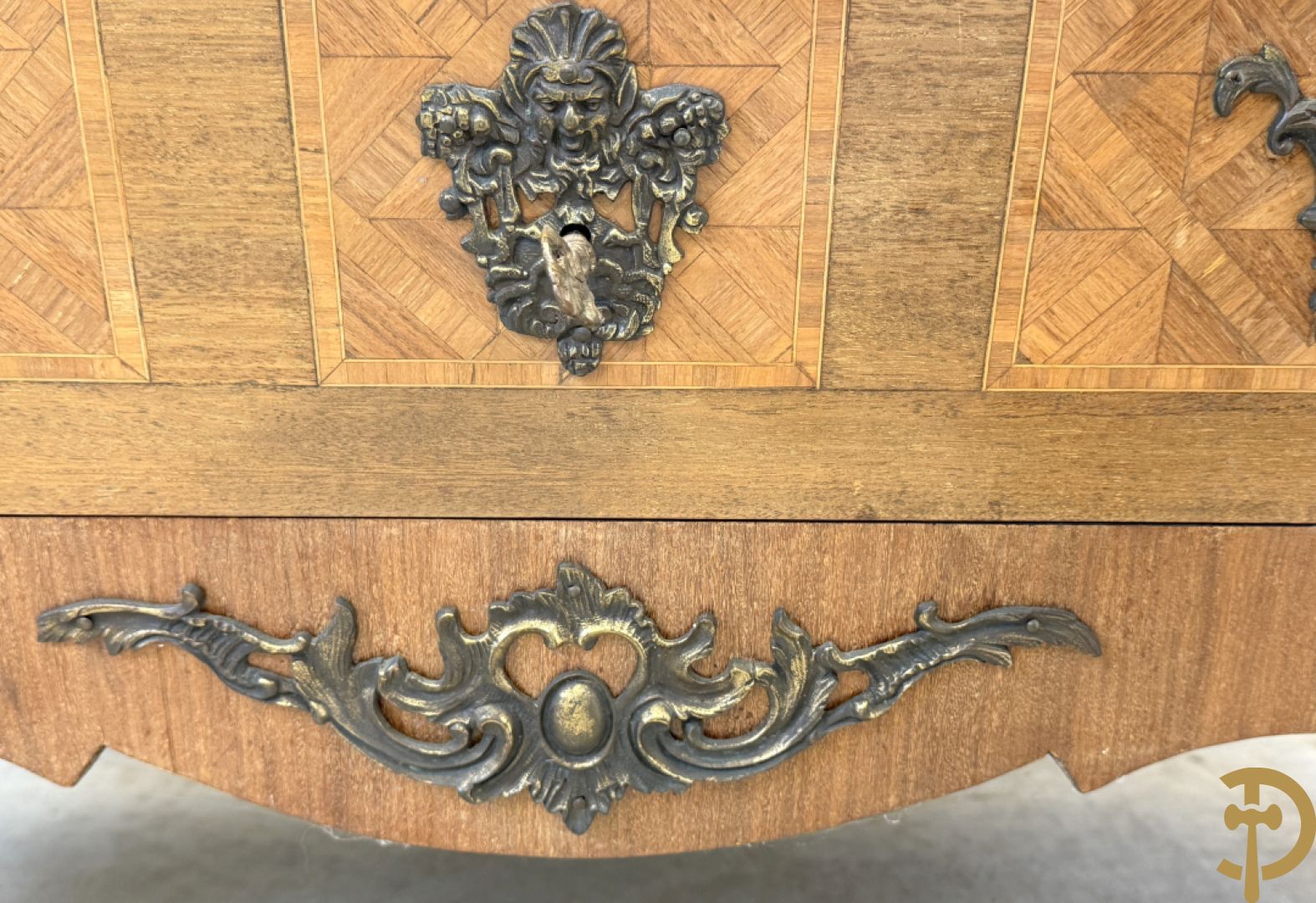 Notelaren gemarketteerde en gegalbeerde drieladencommode bezet met bronsbeslag en geaderd marmeren blad