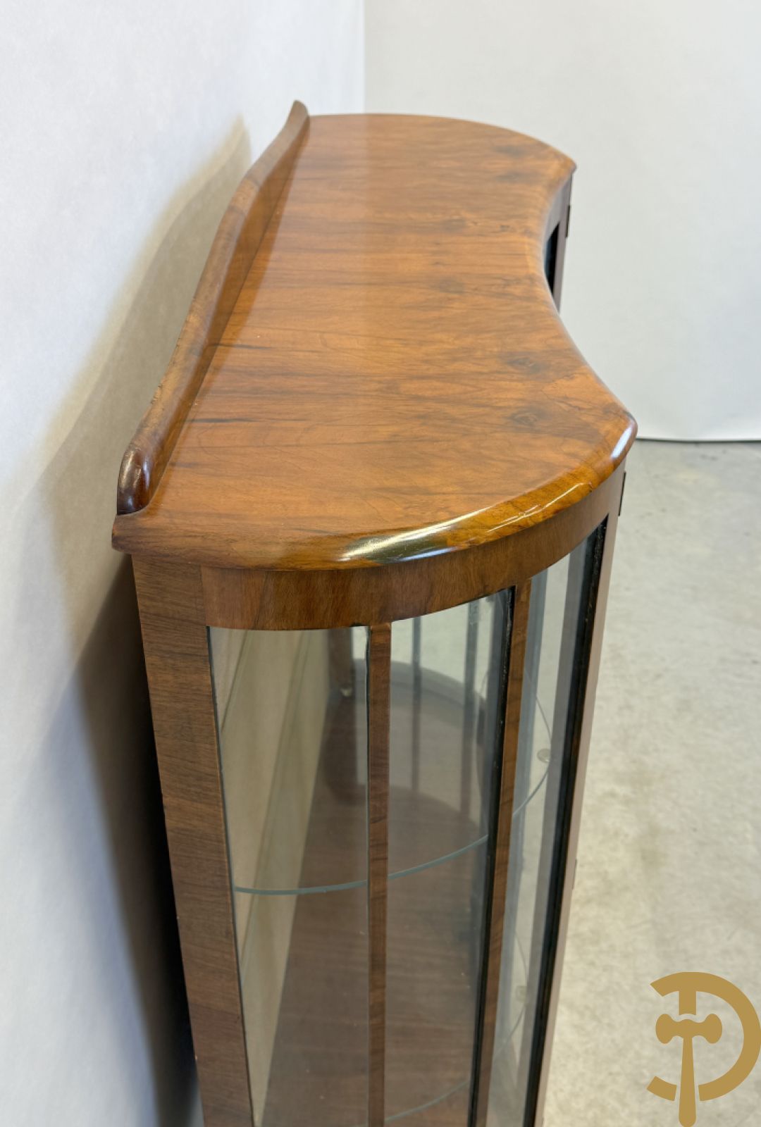 Engelse wortelnotehouten Art Deco vitrine op klauwepoten