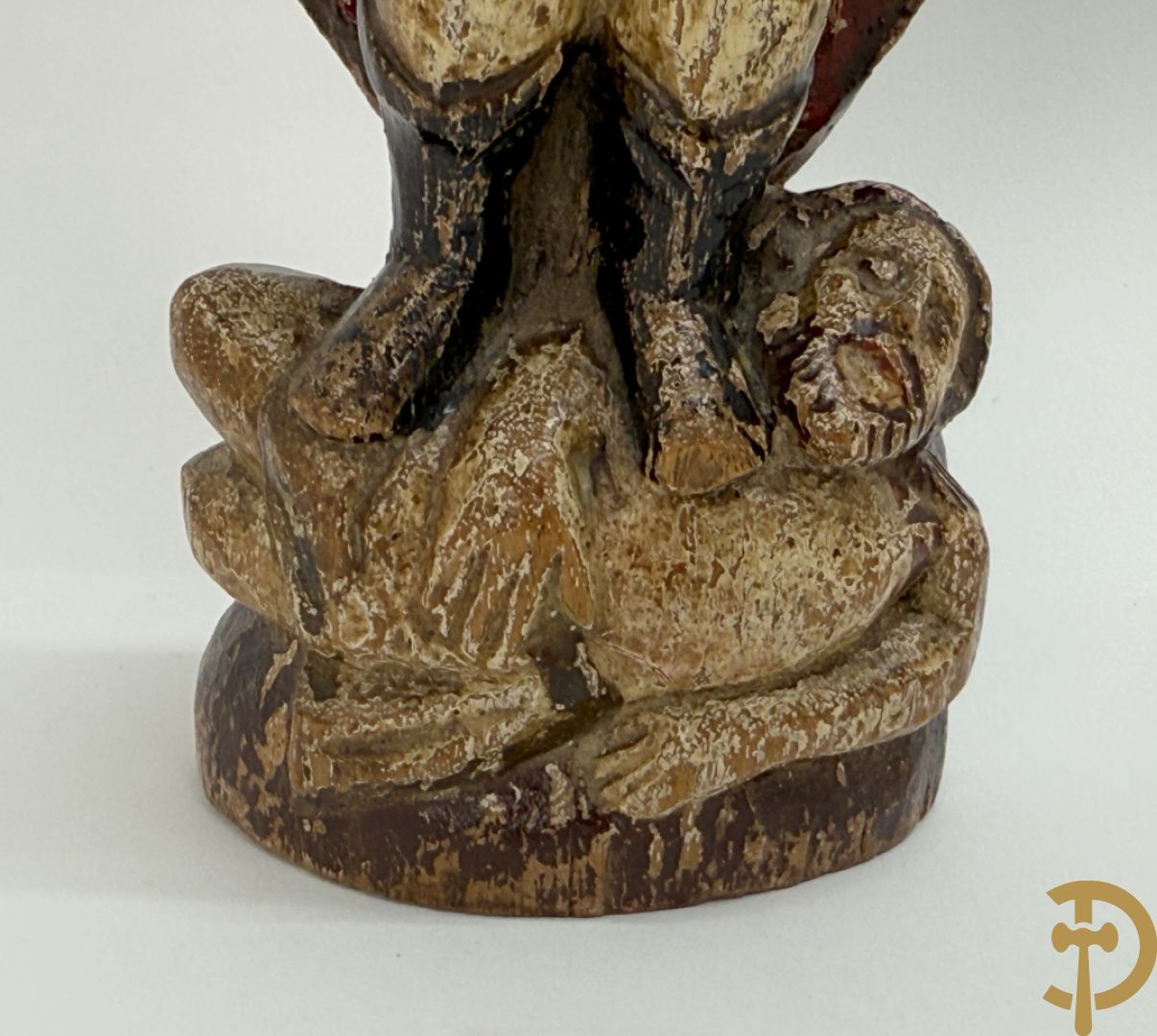 Houtsculptuur van gepolychromeerde evangelist, 18e + sculptuur van man steunend op Christusfiguur