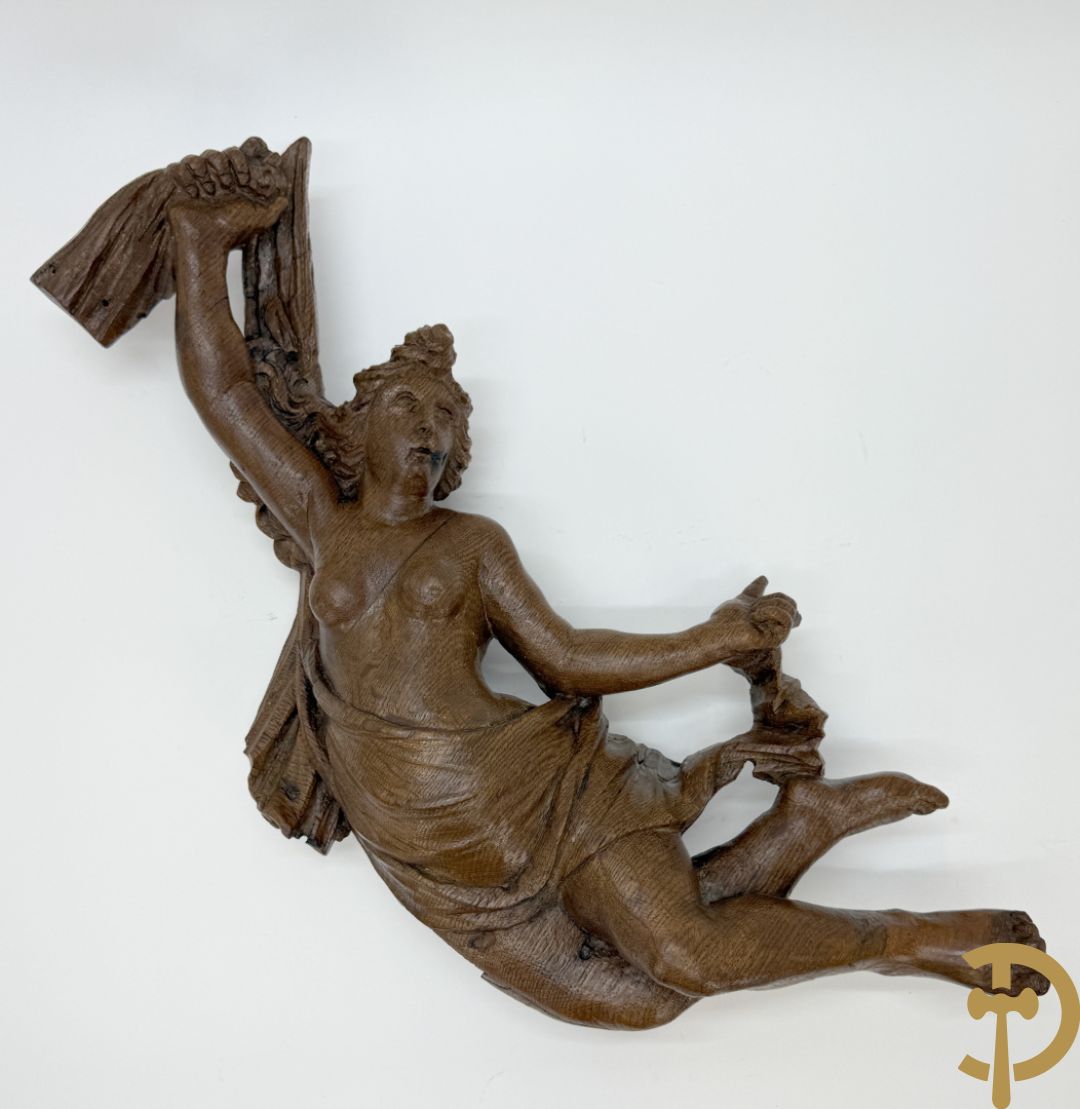 Paar houtgesculpteerde engelen als fragmenten uit een groter geheel