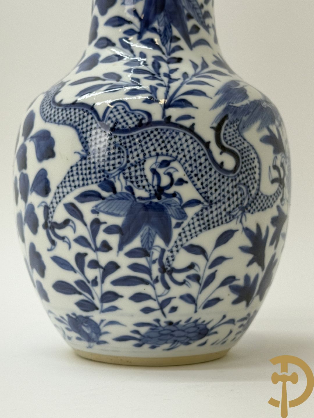 Chinees porseleinen kalebasvormig vaasje blauw/wit met bloemen en drakendecor, onderaan gemerkt