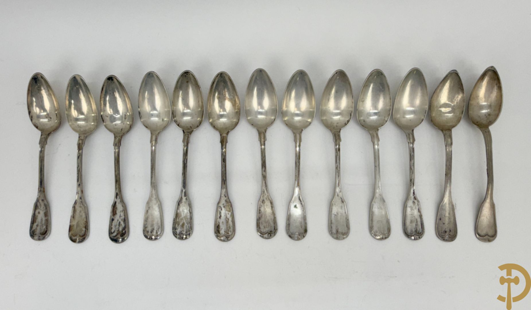 Massief zilveren bestek Louis Philippe model met initialen bestaande uit 13 soeplepels (853 gram), 9 vorken (657 gram), 3 dessertlepels (59 gram) en 1 pollepel (221 gram)