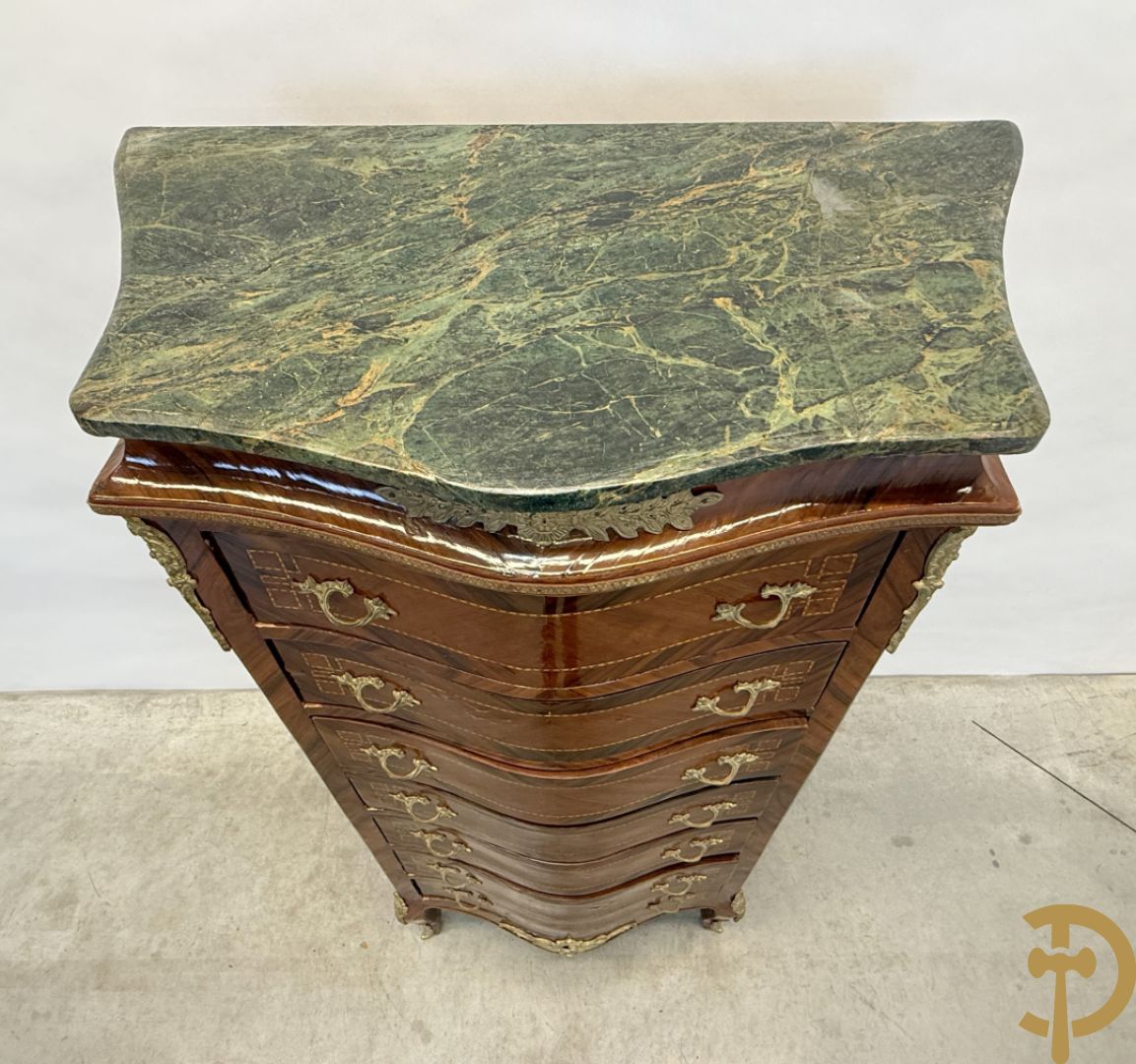 Notelaren gemarketteerde zevenladen kast met bronsbeslag, replica, jaren 