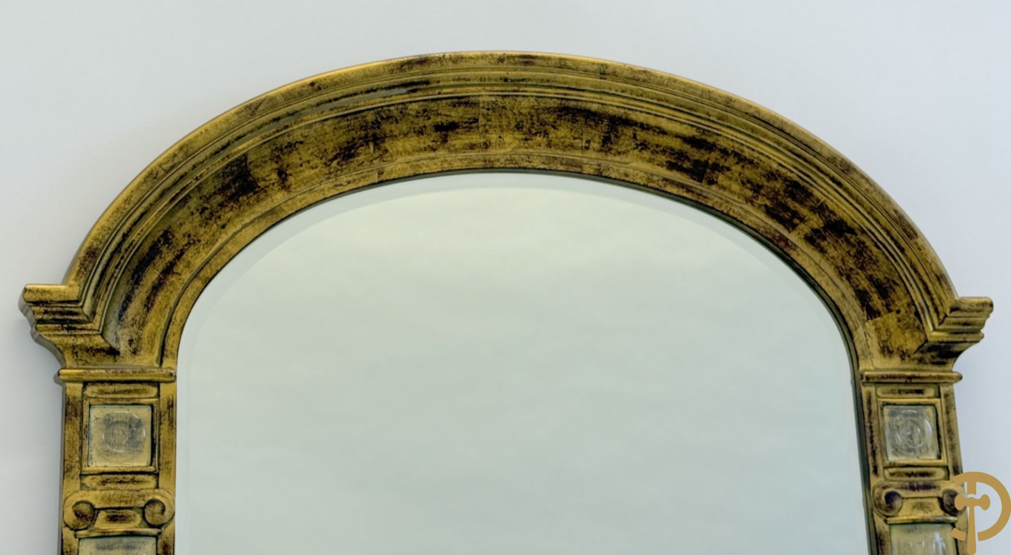 Vergulde boogvormige spiegel met zijdelings ionische zuilen, Deknudt, Vintage, jaren 