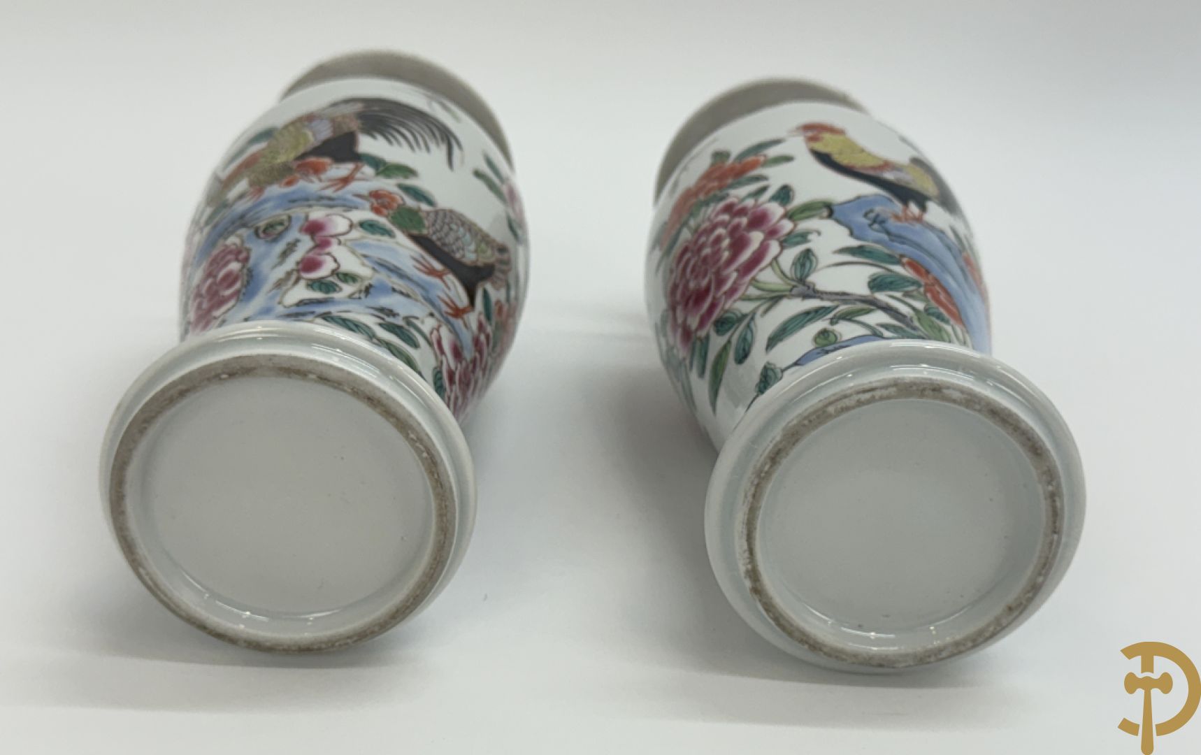 Paar Chinese porseleinen dekselvazen met bloemen- en  hanendecor + Chinese blauw/witte porseleinen gemberpot