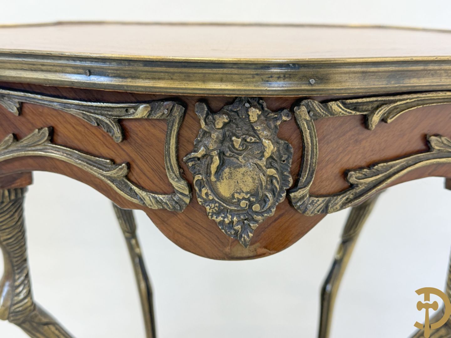 Paar mahoniehouten bijzettafels, Louis XV stijl, met bronzen ornamenten en bronzen bokkepoten - Replica