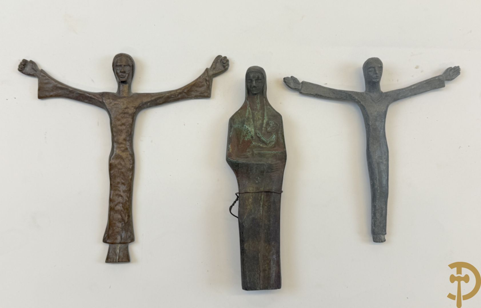 VAN DER DONCKT getekend : Lot bronzen religieuse beeldjes en corpussen