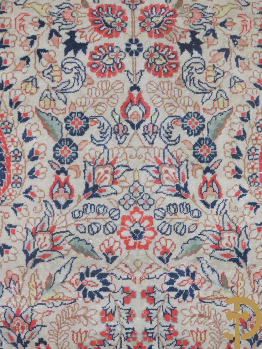 Zijden handgeknoopt tapijt met amfoor en bloemendecor