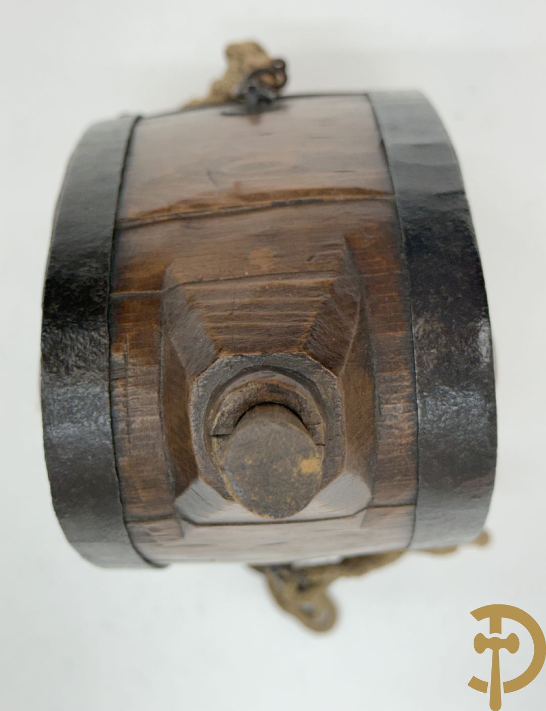 Lot folklore w.o. antieke gemerkte (IBT BCR) houten muurdoos 1845, karner zonder stok, antieke houten veldfles (gourde) 19e + houten sculptuurtje