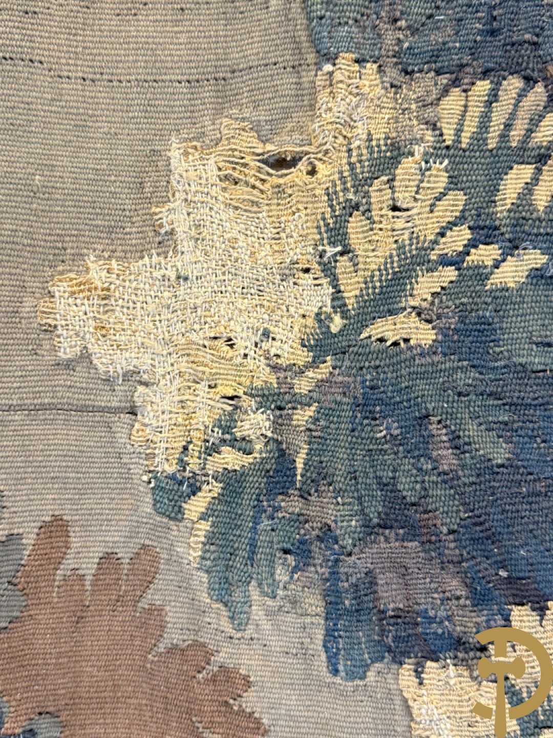 Fragment van wandtapijt met geanimeerde mythologische scène, omgeven door florale omranding, 18e
