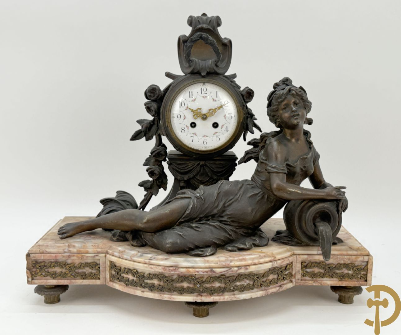 Driedelige kunstbronzen garnituur bestaande uit klok met liggende dame met amfoor op marmeren basis, geflankeerd door paar cassolettes met cupido