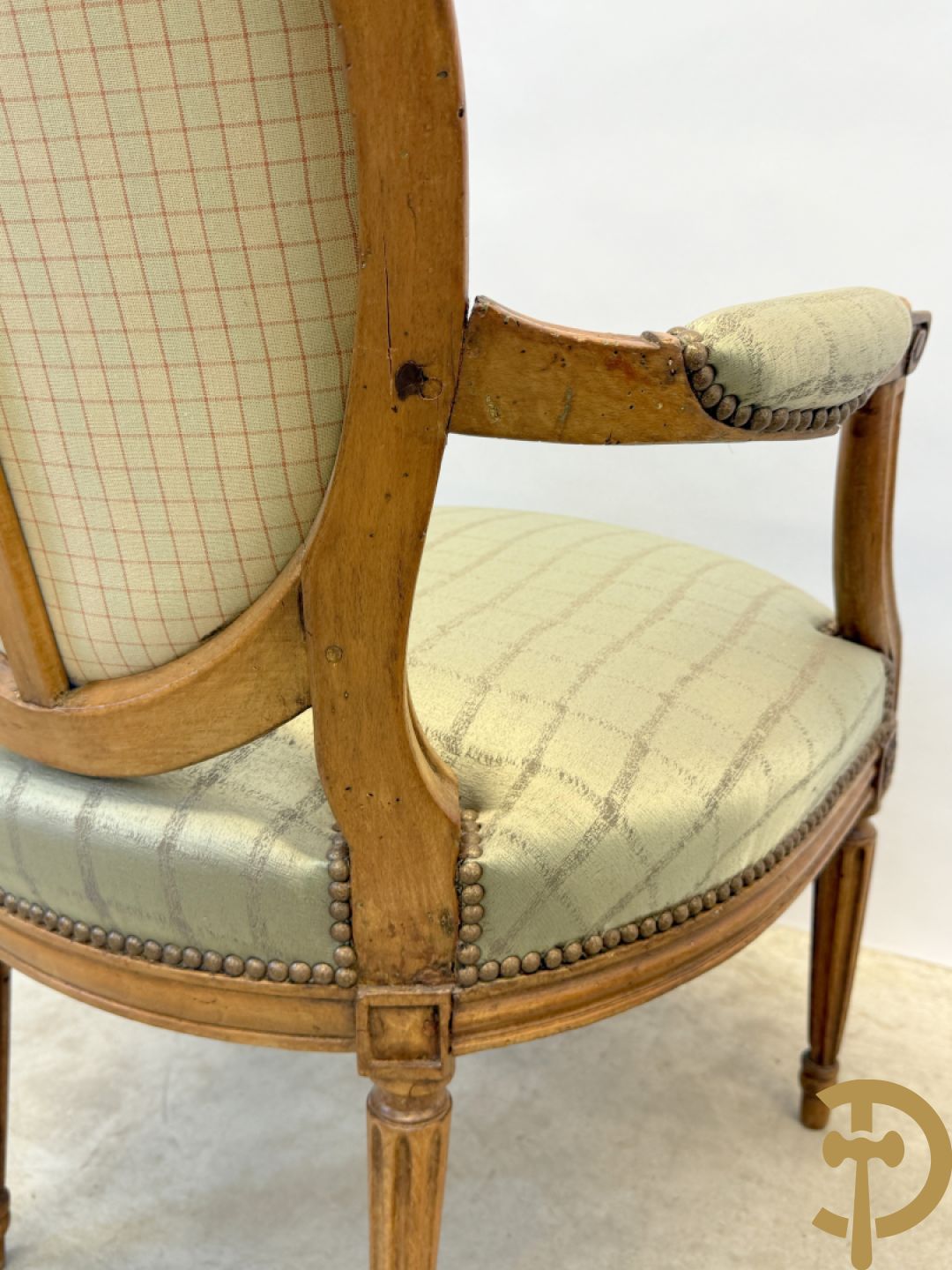 Paar Louis XVI stijl armzetels met ovale medaillon - op gecanneleerde poten