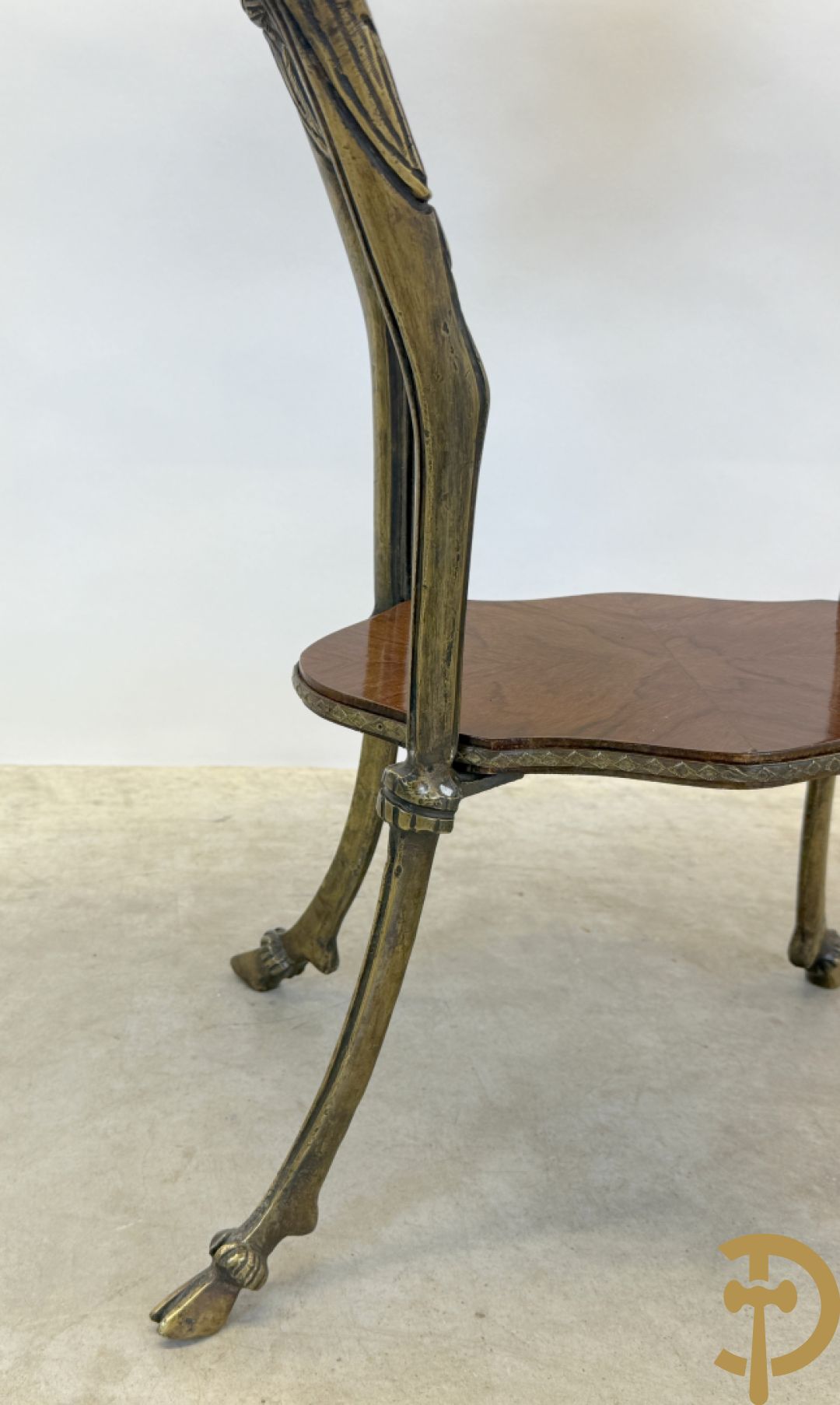 Paar mahoniehouten bijzettafels, Louis XV stijl, met bronzen ornamenten en bronzen bokkepoten - Replica
