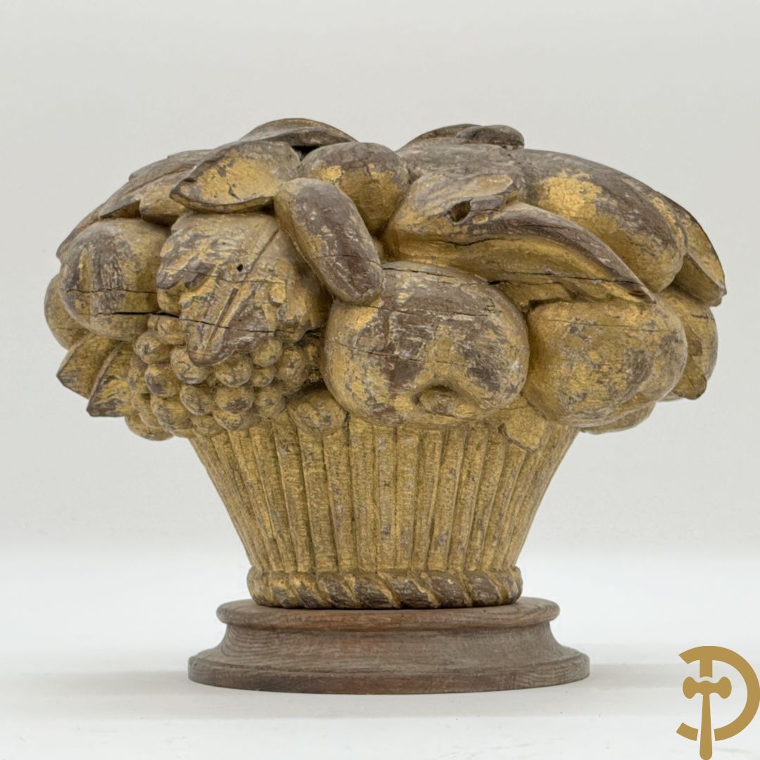 Gesculpteerd houten ornament van bloemen in korf