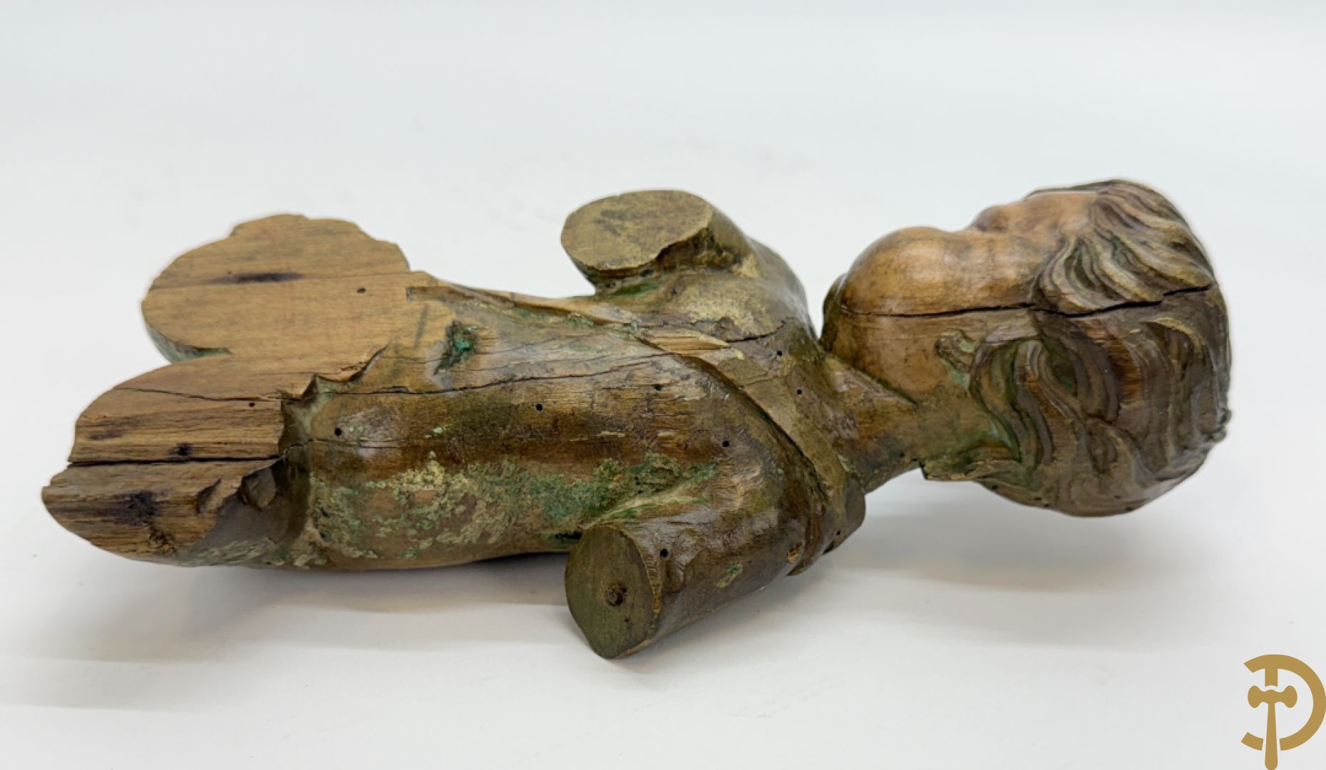 Drie houtgesculpteerde cupido