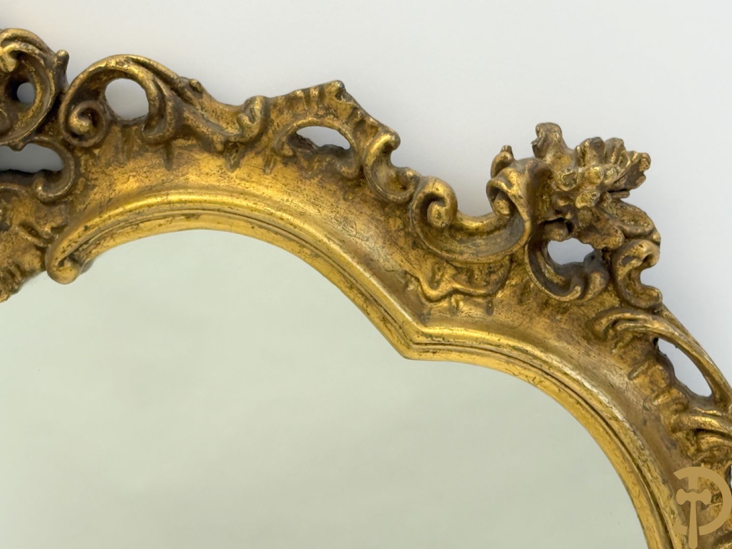 Vergulde spiegel met rocailles en bloemenmotieven, Louis XV stijl