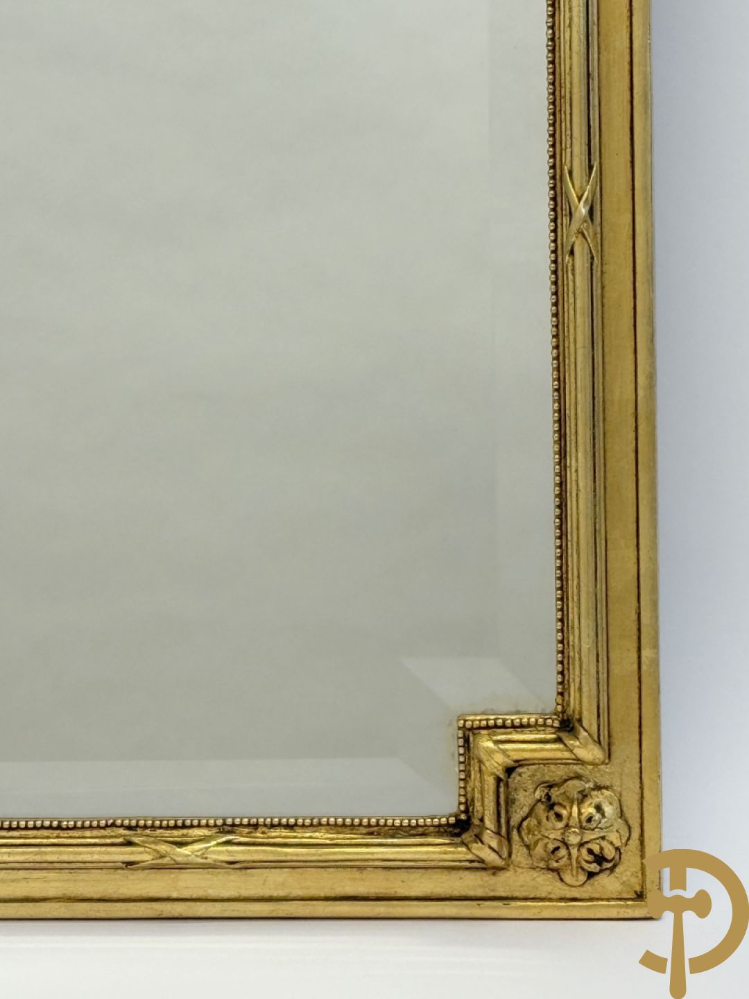 Vergulde console met Louis XVI motieven en amfoor  + vergulde spiegel met Louis XVI motieven