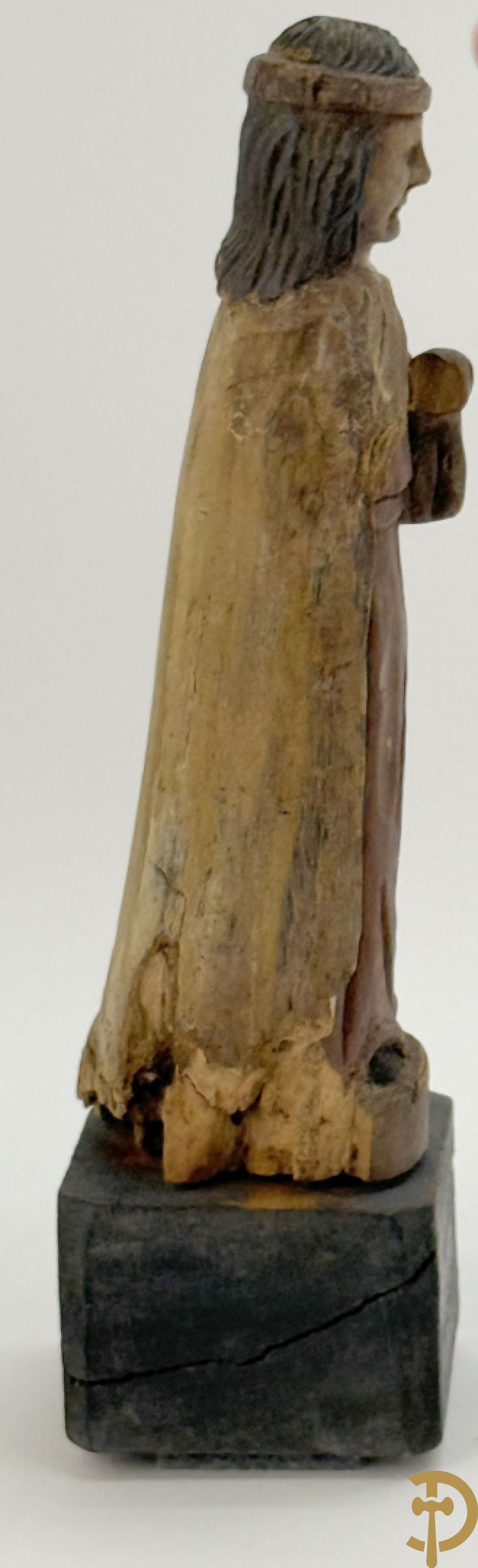 Volkse houtsculptuur van Heilige figuur met lam