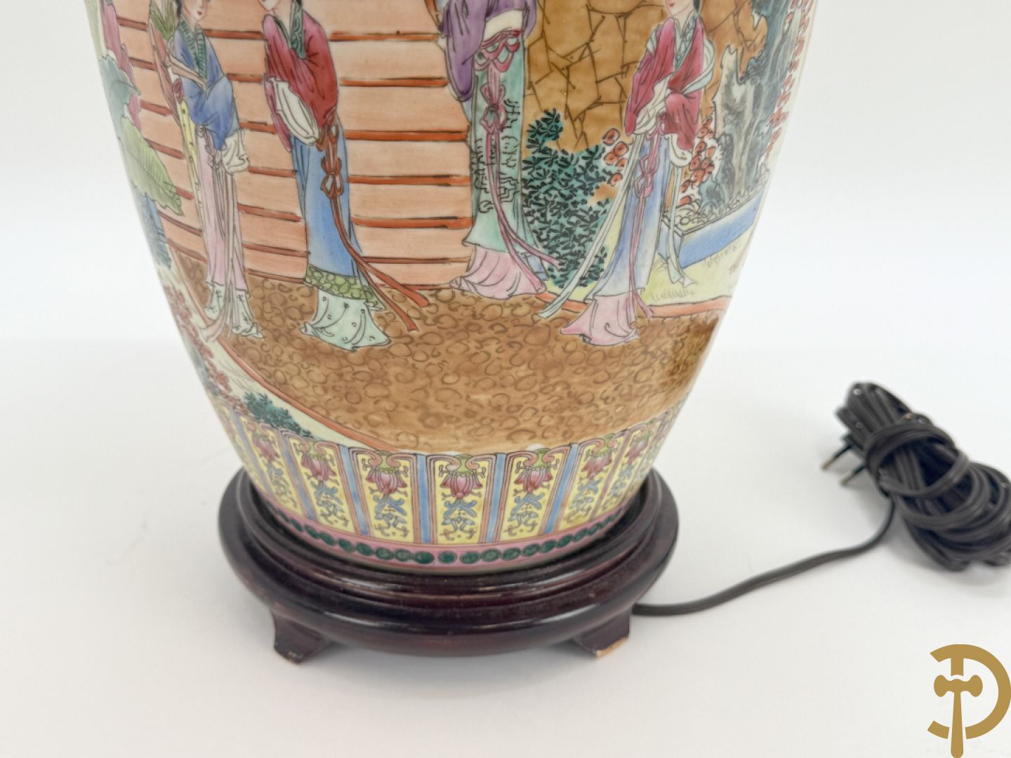 Chinese porseleinen vaas met geanimeerd decor van dames in tempels en landschap - omgebouwd als lampadaire
