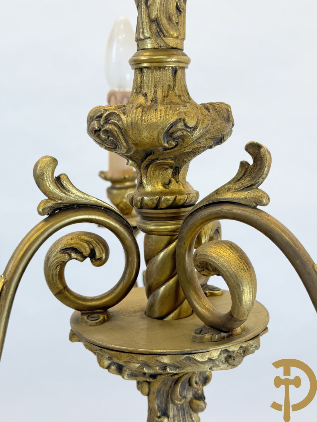 Bronzen drie armige luchter met accanthusranken, Louis XV stijl
